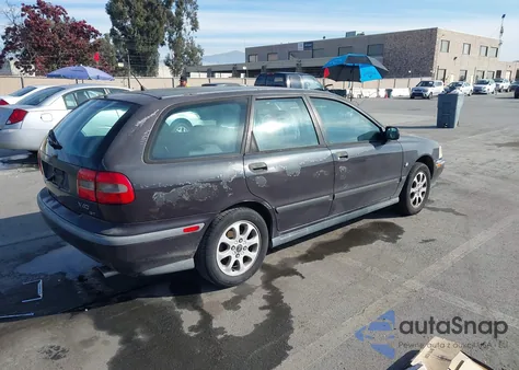 2000 Volvo V40 A/As from USA, damaged, VIN YV1VW2553YF475200